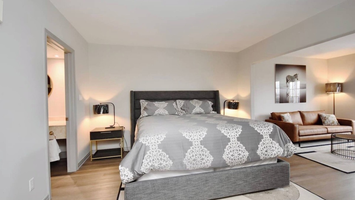 Oro-Medonte Apartment | Lux Studio-King Bed with Pool on Grounds