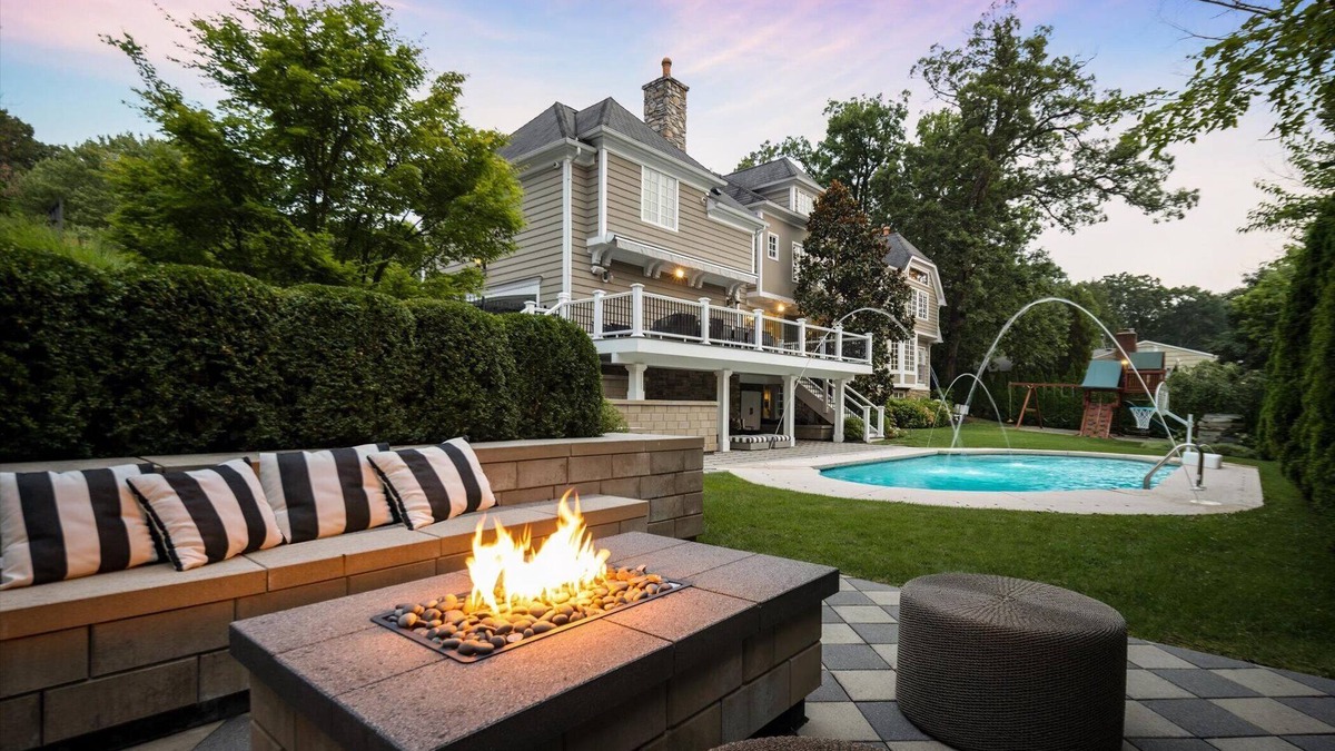 Livingston House | Lux Vacation home just 14 minutes drive to Prudential Center