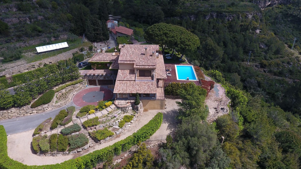 Sant Feliu de Codines Villa | Lux views and heated pool for 25 pax 35min to BCN