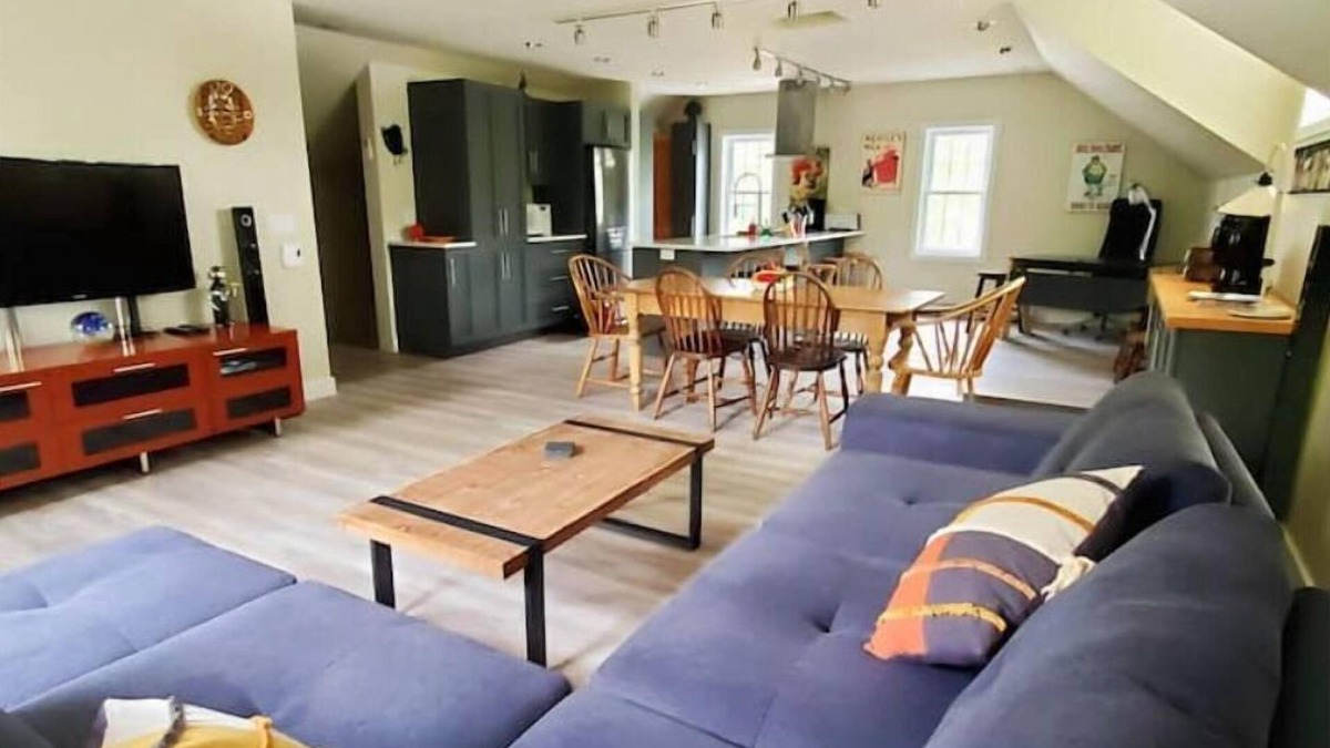 Knowlton Apartment | LuxAetre - Spacious renovated apartment in the heart of Knowlton
