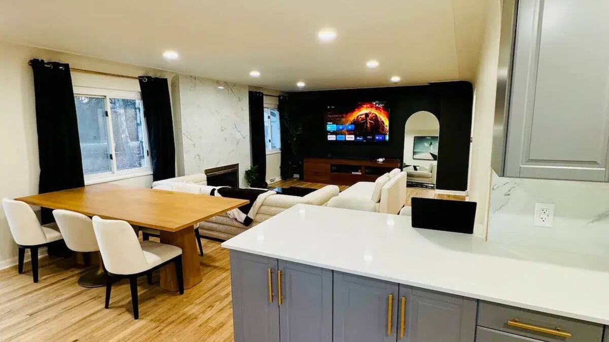 Troy House | Luxe 2,300sqf+finished basement, 2 90" TVs, Peloton bk, pool tbl, modern & open