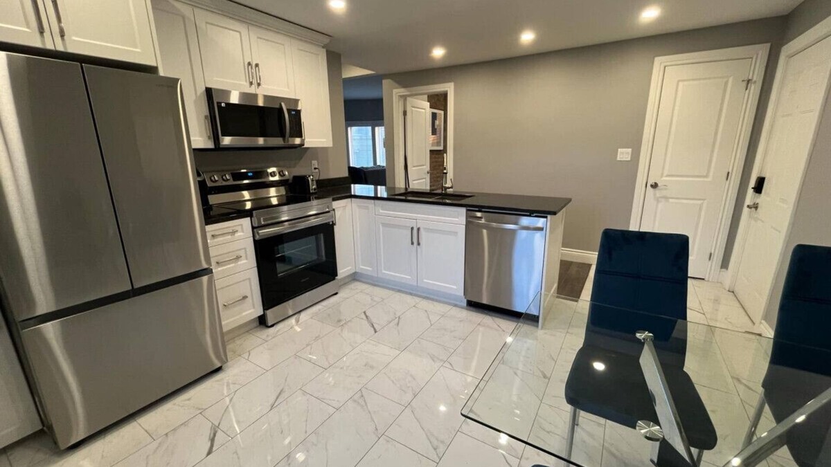 East Windsor Hotel | Luxe 2 bed in the Heart of it Walkerville!