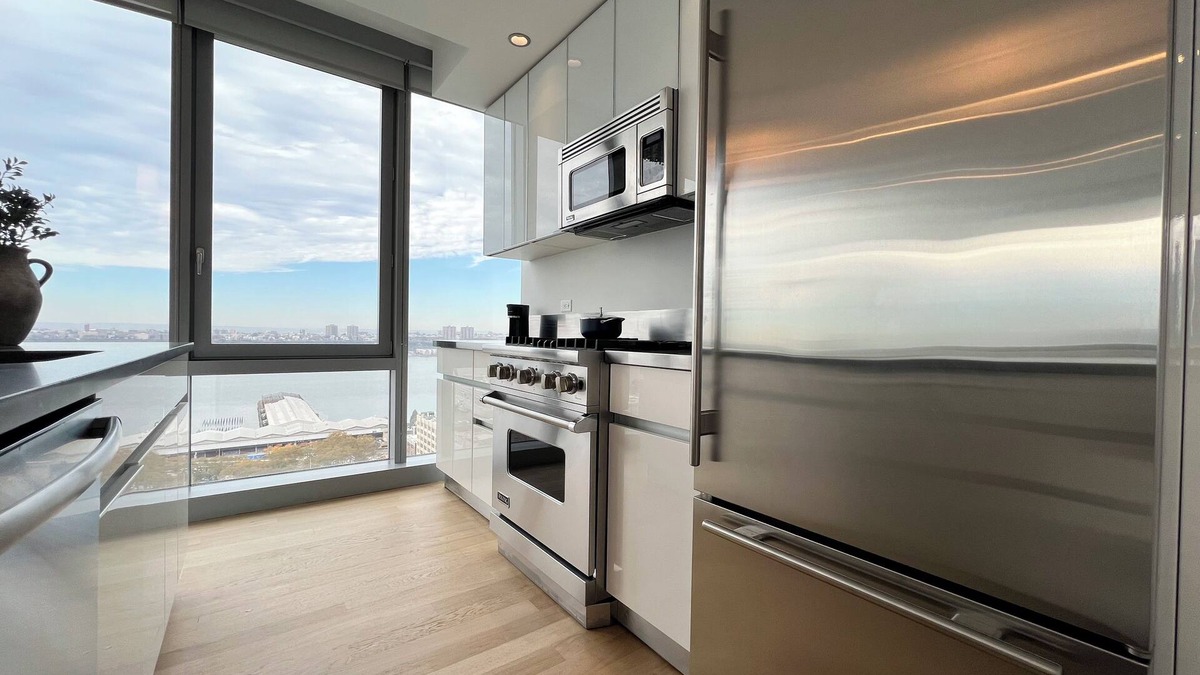 Lincoln Square Apartment | Luxe 2 bedroom apartment in Midtown - 24 hour doorman
