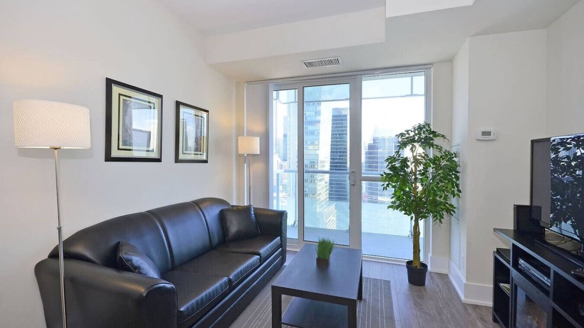 Downtown Toronto Apartment | Luxe 2BR Apt with Jacuzzi and GYM, near CN Tower