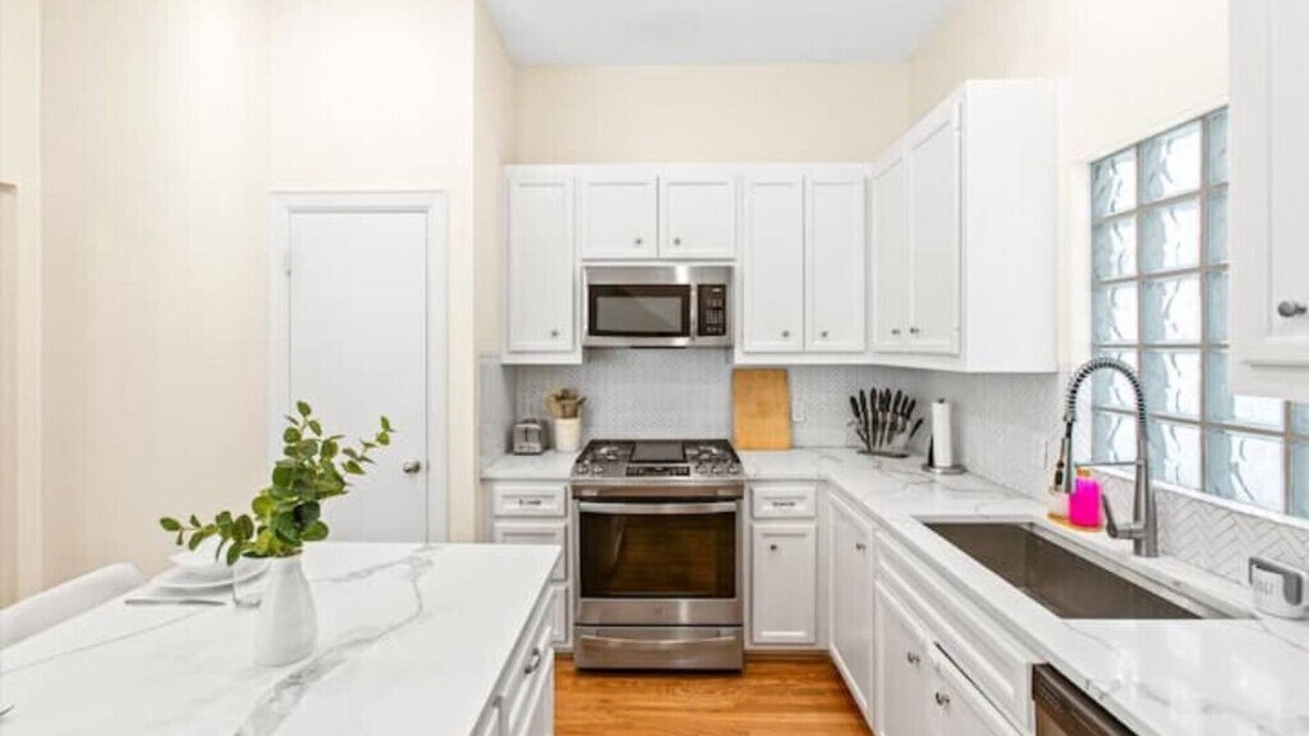 Greater East End House | Luxe 3B/2B! Kid Friendly! Tesla Charger!2 mi Hobby
