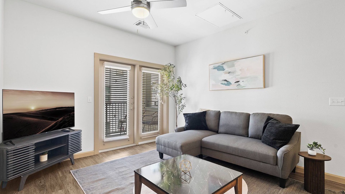Leander Apartment | Luxe 3B Getaway | Sleeps 8 | Pool, Gym, Garage