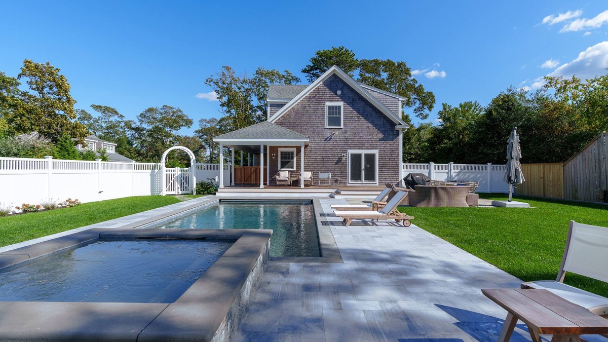 Vineyard Haven House | Luxe 4 Bed/4 Ensuite Bath, A/C In-Town Vineyard Haven, Gunite Pool and Spa