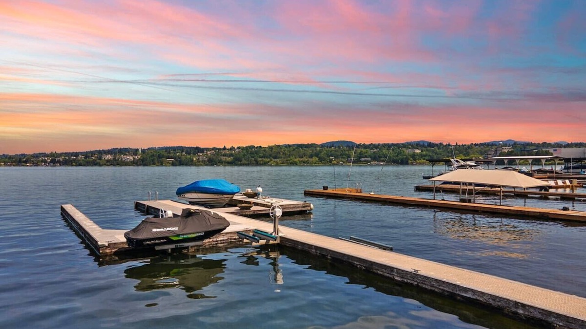 Bryn Mawr-Skyway House | Luxe 4b3b Lakefront House w/Hot Tub & Kayak
