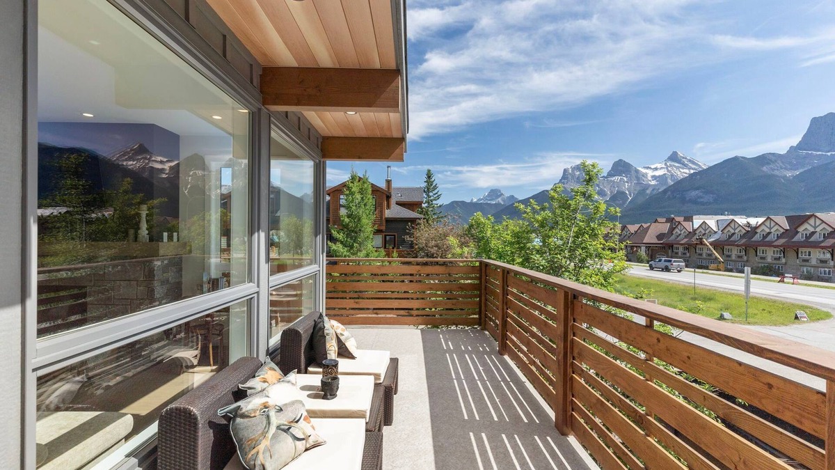 Teepee Town Apartment | Luxe 4BR Retreat + Hot Tub & Scenic Mountain Views