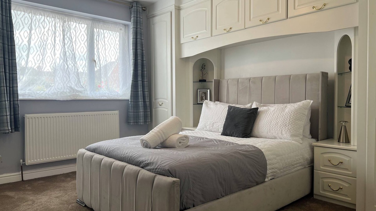 Snodland House | Luxe 5 Bed Bungalow In Snodland, Medway. Kentn10 Cooper Road, Kent, ME6 5JH, UK.