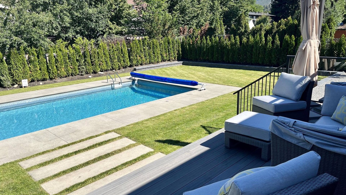 Crawford House | LUXE 5 Bedroom Kelowna Home with Pool