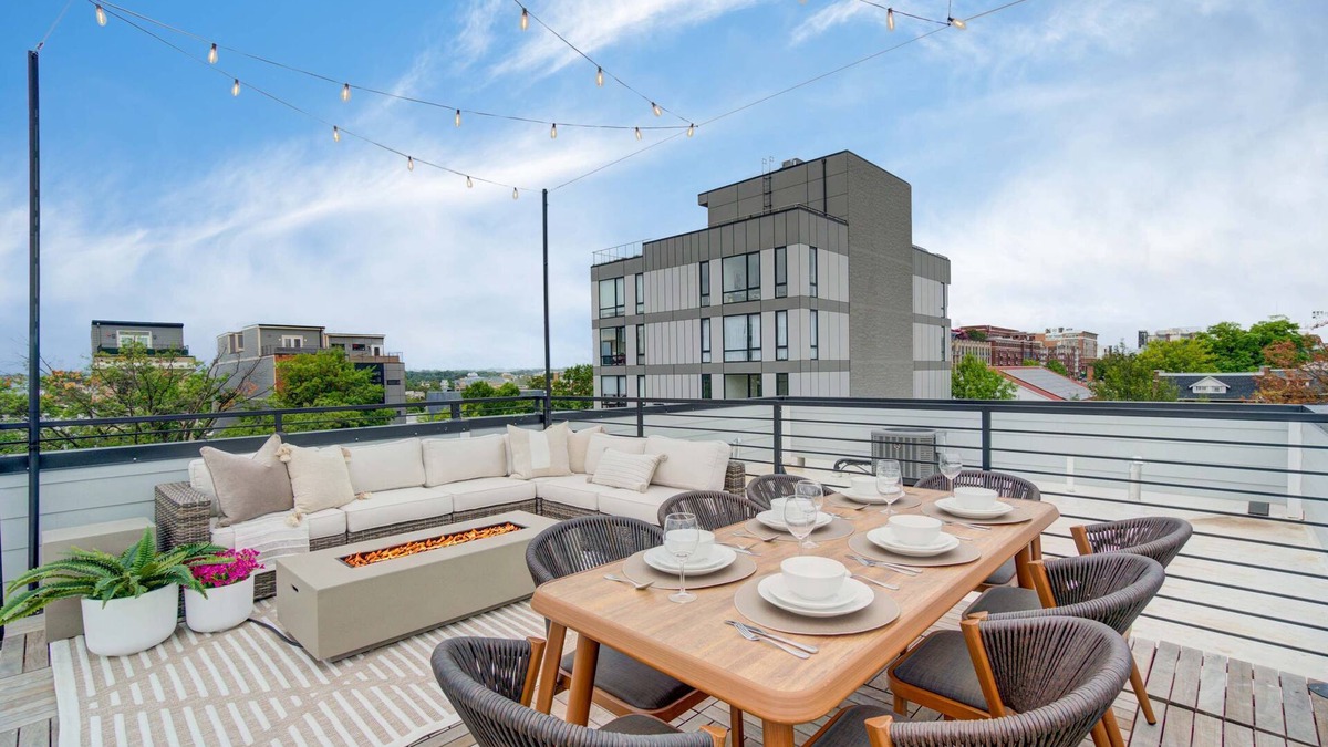 Park View Apartment | Luxe 6-BR + Rooftop Patio | Parking | Metro