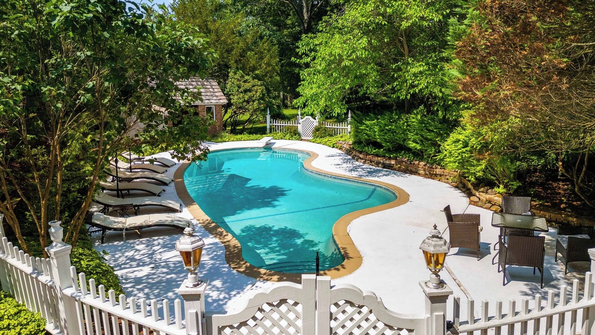 Lake Ariel House | Luxe 6acre Estate: Pool, Pickleball, HotTub, Games, MiniGolf, Playground & More!