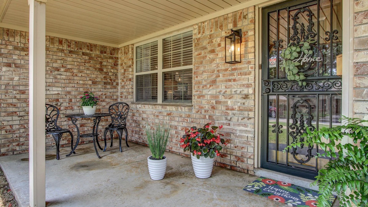 South Tulsa House | Luxe Accommodations - Incredible Redesign Offers High-End Finishes & Furnishings