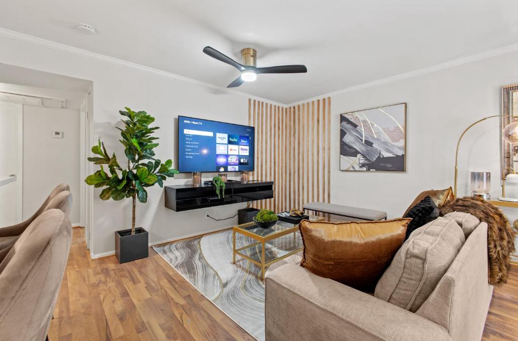Oak Lawn Apartment | Luxe and Modern Dallas Condo 2 Mi to Highland Park!