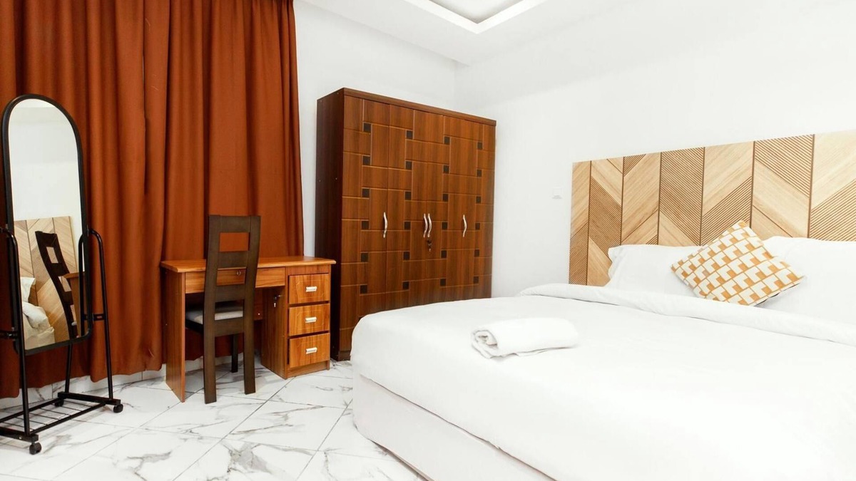 East Legon Apartment | Luxe Apartment with Rooftop Pool & Gym near the Airport.