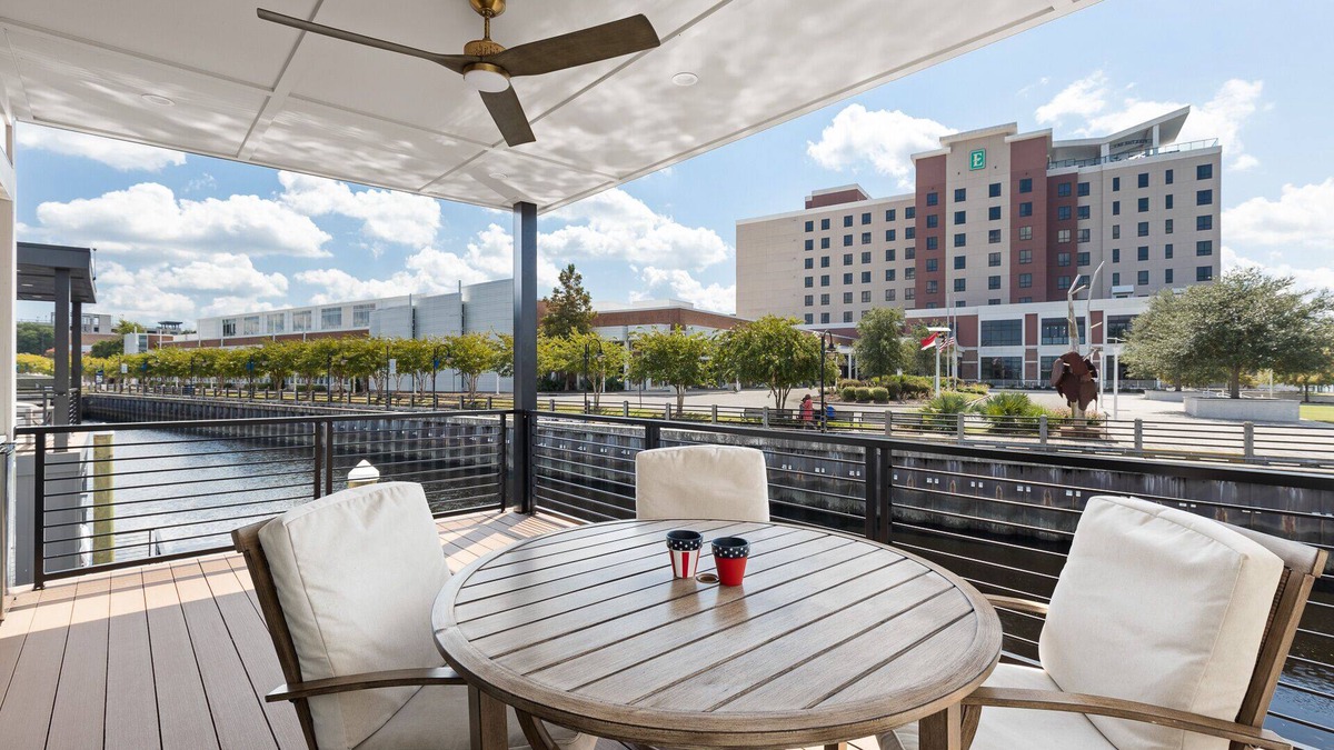 Downtown Wilmington Boat Rental | Luxe at The Cove - Luxury Houseboat