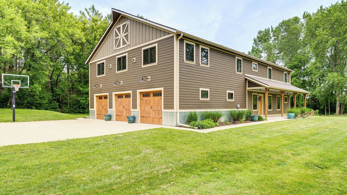 Avalon House | Luxe Barndominium Retreat Near Blue Spring Lake!