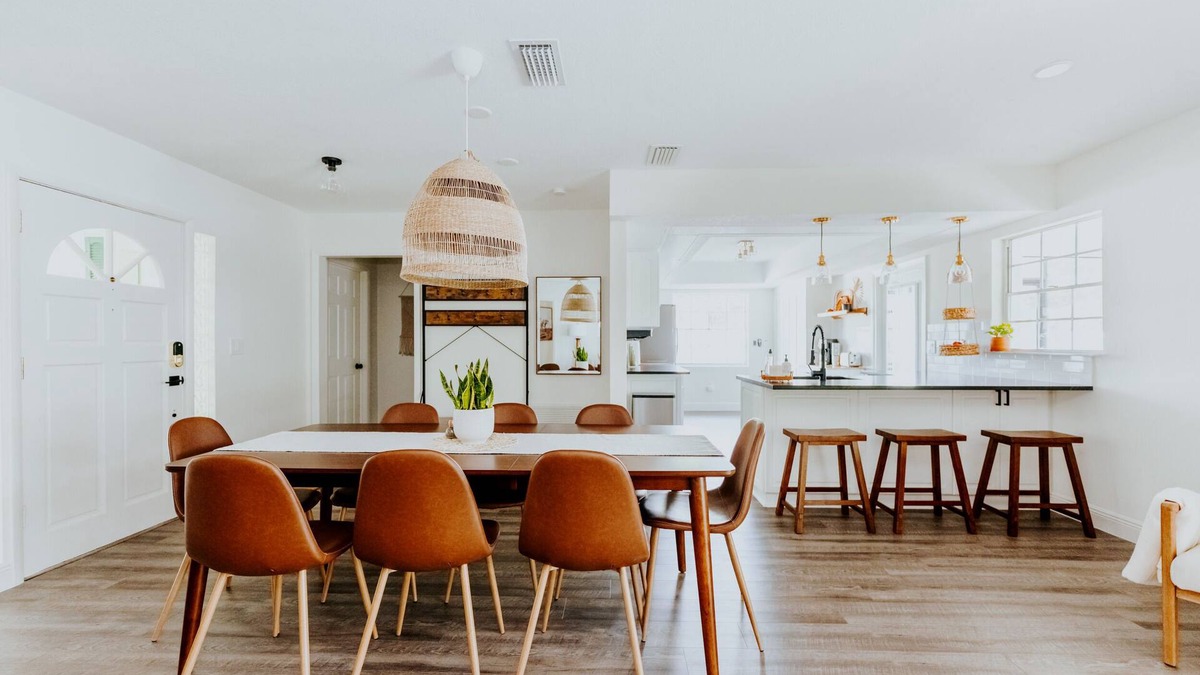 Palma Sola House | LUXE beach getaway 5mins from water. 3xKING BR, large heated pool + new playland