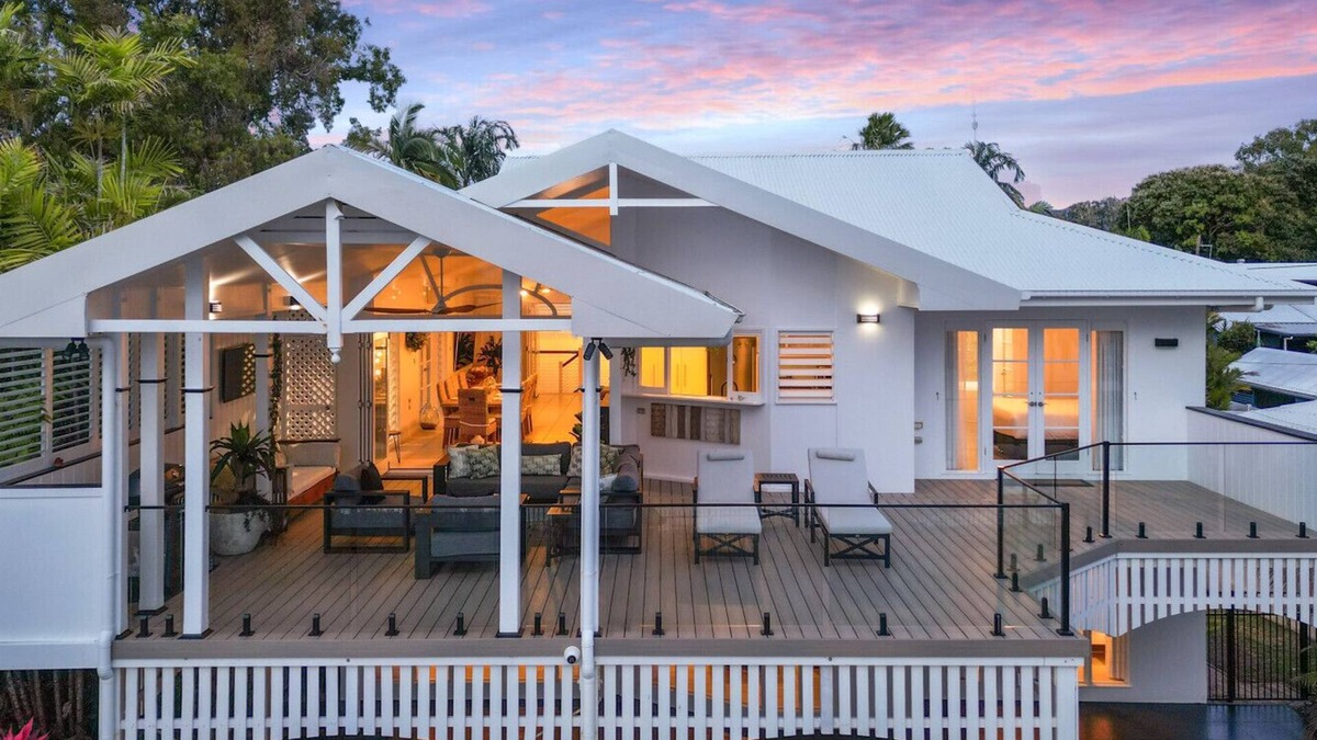 Holloways Beach House | Luxe Beachfront Escape – Steps from Holloways Beach