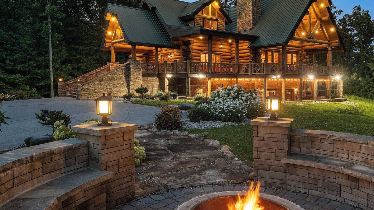 Gatlinburg - Pigeon Forge Cabin | Luxe Bear Lodge 2.0 Gatlinburg 15 Min 30 Guests 8 King Bedroom Suites 10 Baths
