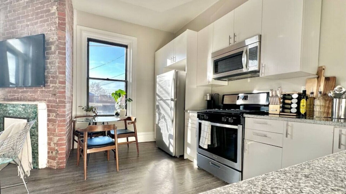 Bloomfield Apartment | Luxe Bloomfield Apt | Free Parking | UPMC/Pitt/CMU