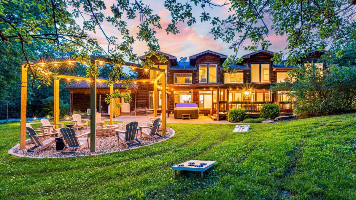 Versailles House | Luxe Bourbon Trl~Game Rm~Golf Sim~Hot Tub~Fire Pit
