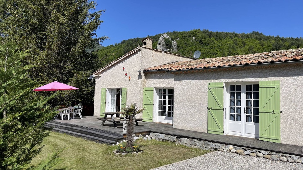 Castellane Villa | Luxe Bungalow met Veel Privacy en Grote Omheinde Tuin Nabij het Centrum