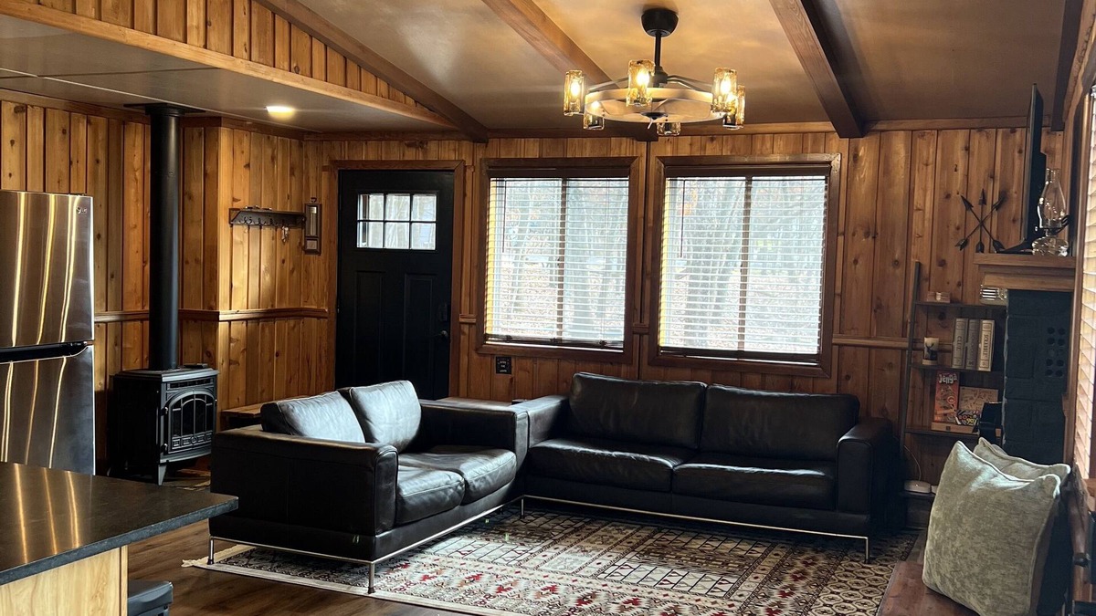 Albrightsville Cabin | Luxe Cabin, 5 minutes to Lake & Pool 2Bed2Bath, Pet friendly +Resort Amenities