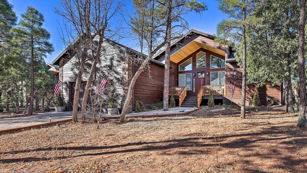 Show Low Cabin | Luxe Cabin w/Deck & Fenced Yard in Lakeside!