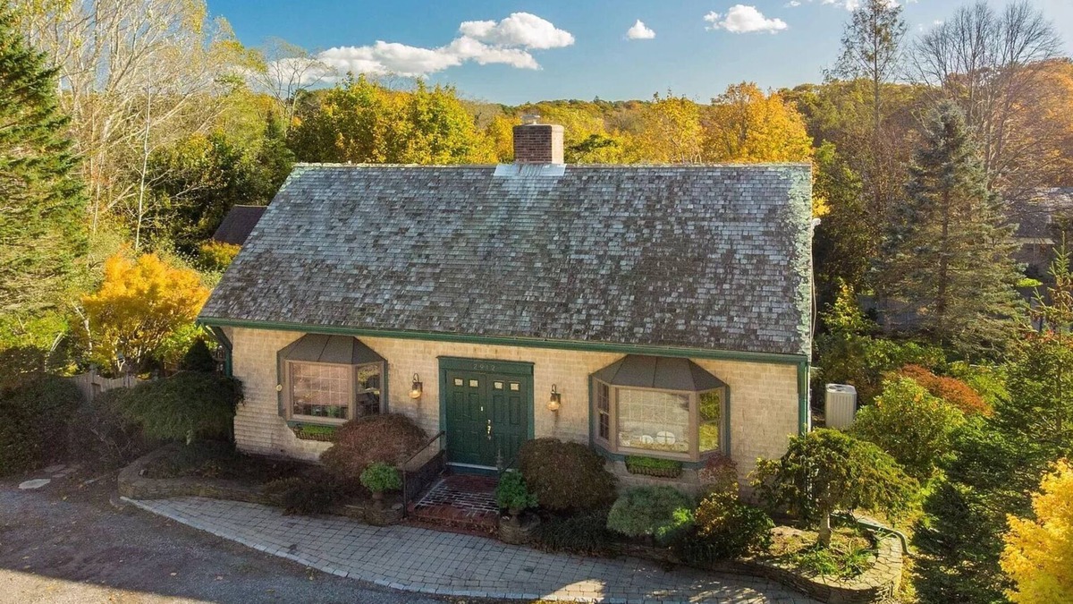 Brewster House | Luxe Cape Cod Farmhouse. Walk to Ellis Landing Beach!