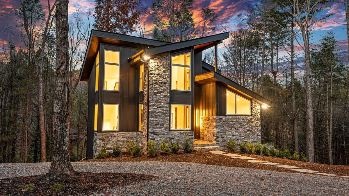 Raccoon Ridge Ski Chalet | LUXE Chalet! Hottub, Sauna, Arcade, 8 Beds-3 Kings, Creek, 10min Downtown & Lake