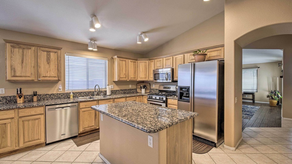 Springfield Lakes Reflection House | Luxe Chandler Home w/Resort-Style Amenities!