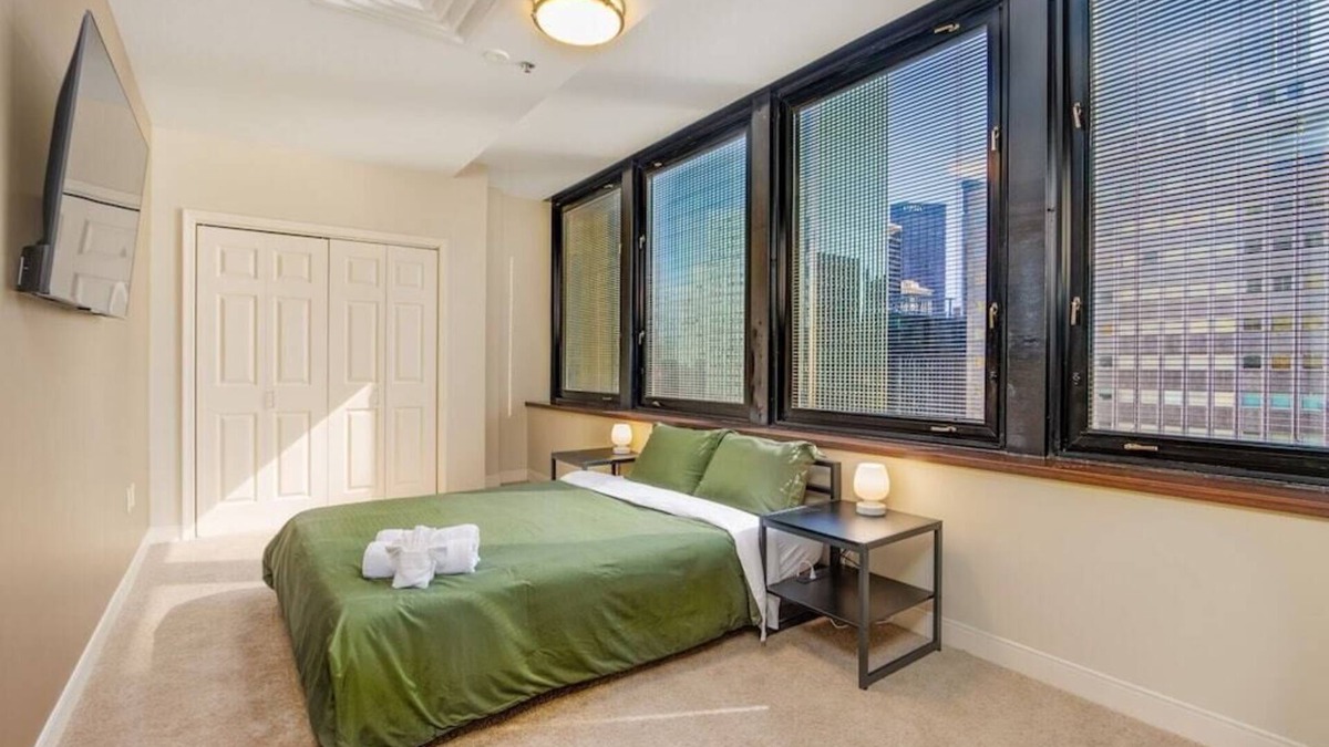 Downtown Pittsburgh Apartment | Luxe City Views | 8th Floor | 24/7 Valet Gym Terrace Roku