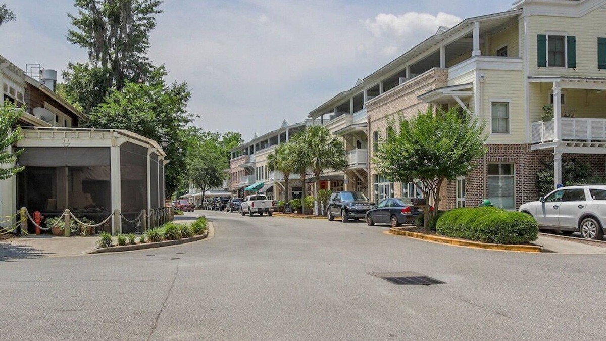 Old Town Bluffton House | Luxe Condo in Old Town Bluffton + Elevator + Walkable to everything!