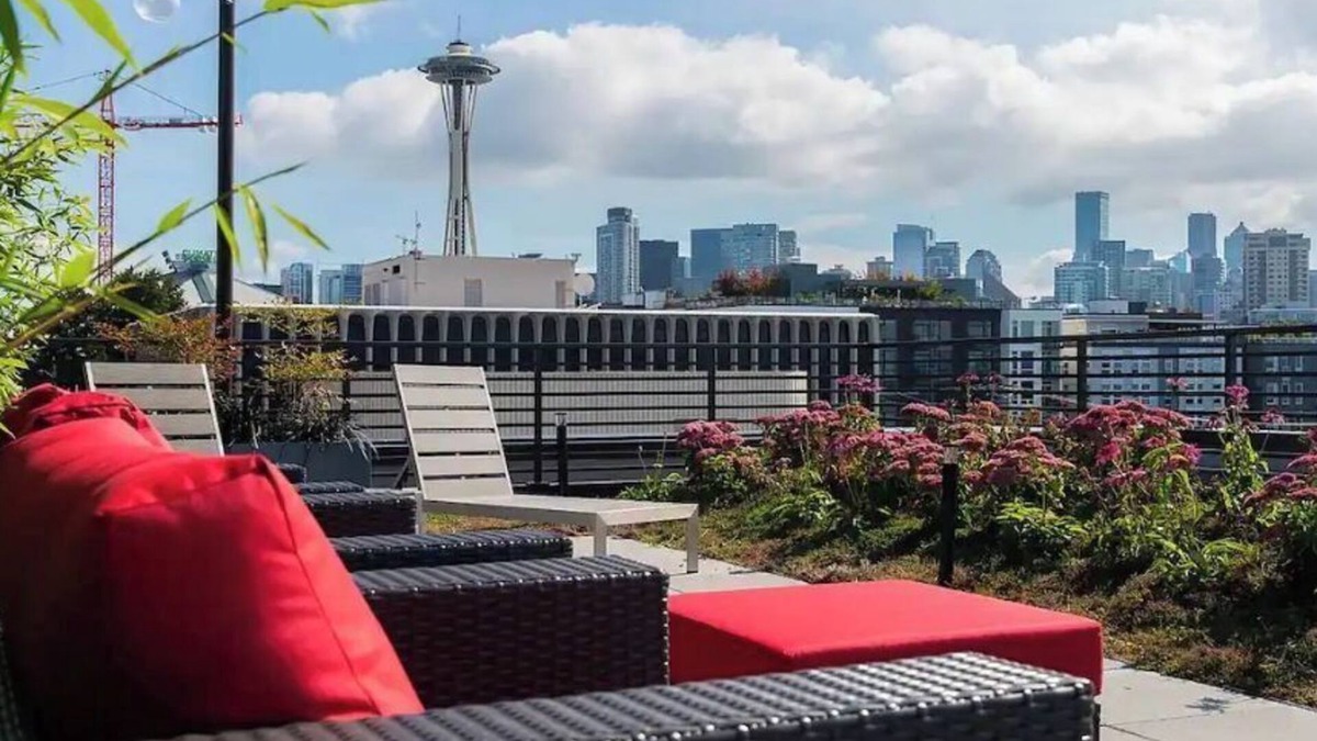 Lower Queen Anne Apartment | Luxe Condo | Rooftop, GYM, Views!