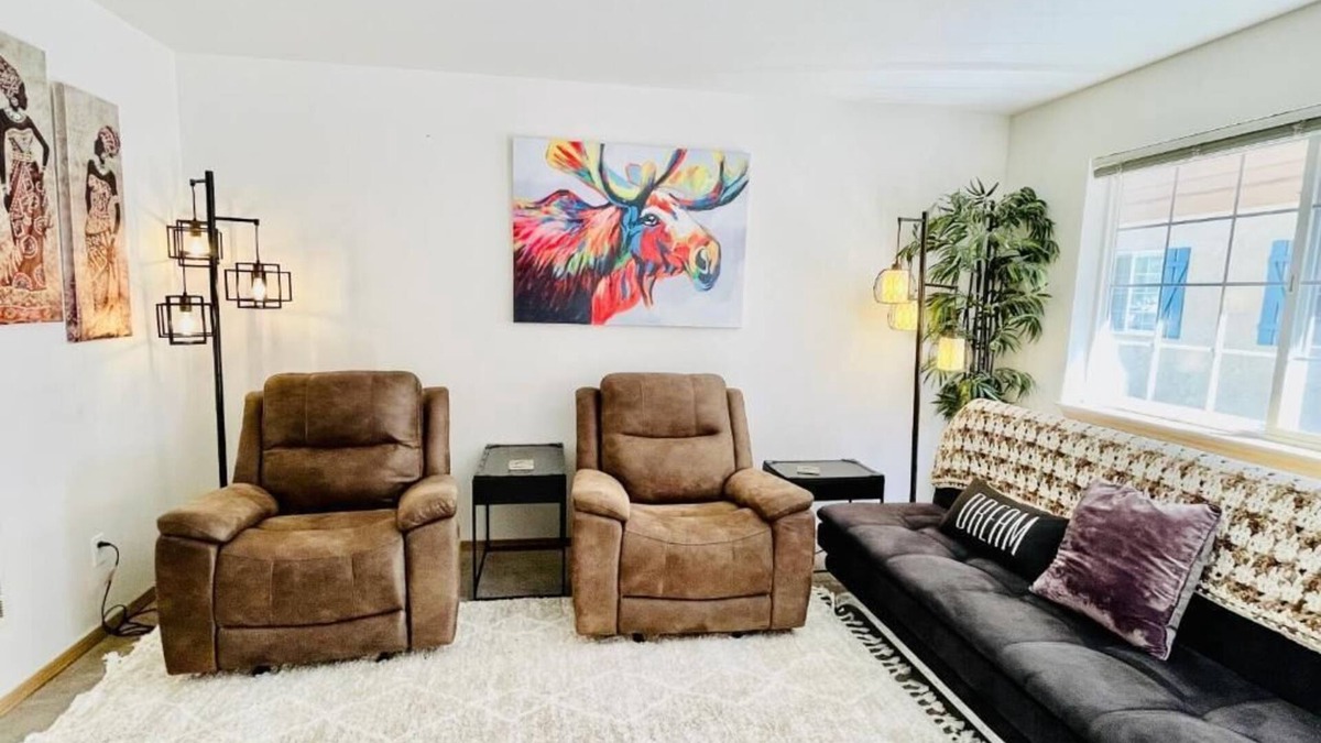 Downtown Leavenworth Resort | Luxe Cottage with Two bedrooms, Upscale, Cozy & Clean with AC, Hot Tub & BBQ