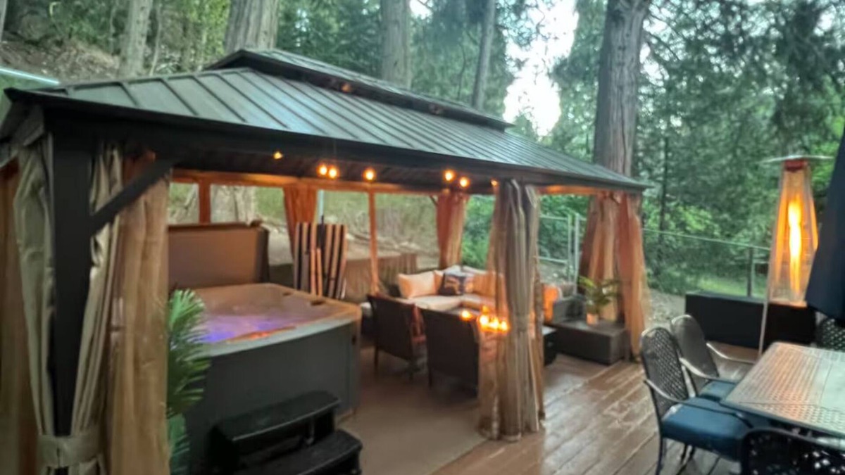 Arrowhead Villas Cottage | Luxe Cozy Lake Arrowhead Cabin New Hot Tub Kid & Dog Friendly