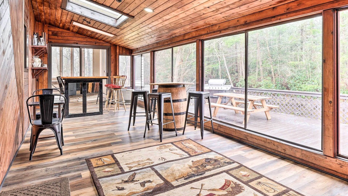 Canadensis Cabin | Luxe Cresco Lodge on Creek w/Movie Theater & Deck