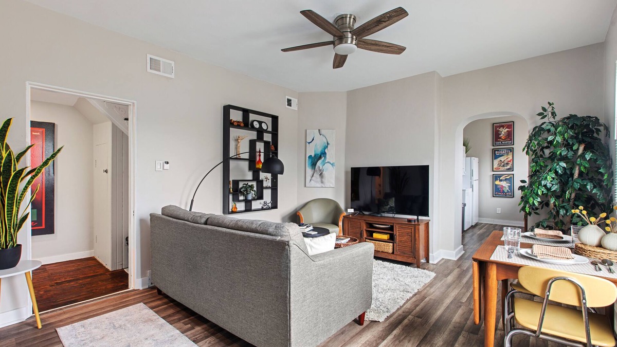 South Side Flats House | Luxe Design 3br in Pittsburgh's Most Lively Neighborhood
