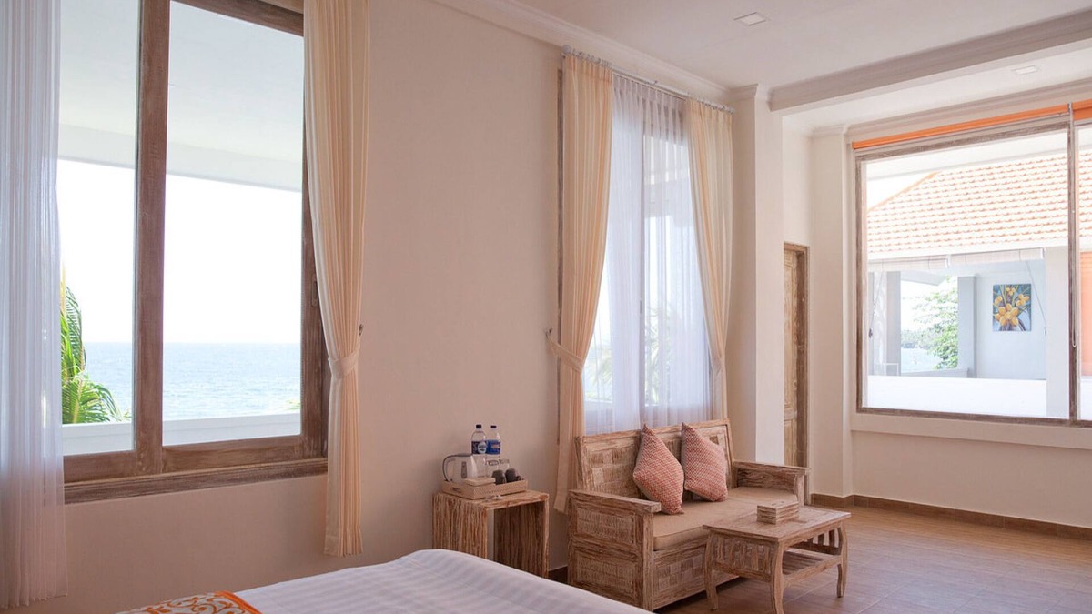 Bondalem Apartment | Luxe Double Room with sea-view bathtub on veranda
