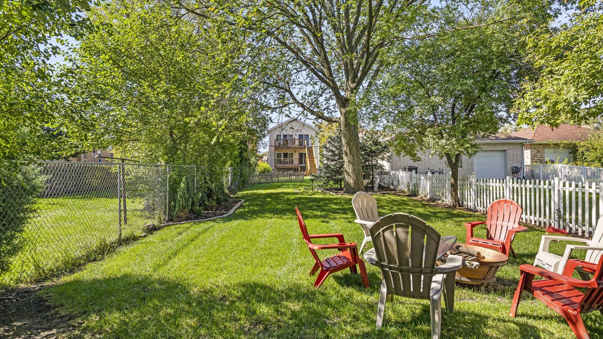 Chicago House | Luxe Duplex - Private Gym -Huge Yard -King Beds Garage Parking-EV Charger- Crib