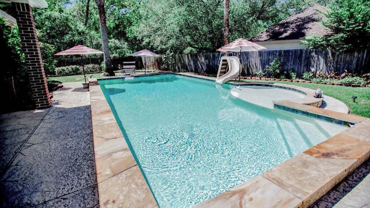 Beaumont House | Luxe Executive Home 4BR 3.5 BA w/Sparkling Pool, Outdoor Entertainment Area, Sp
