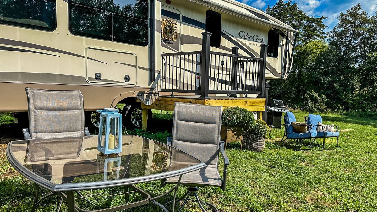 Mosby House | Luxe Farm-Stay w/ private animal sanctuary~10 min from city!