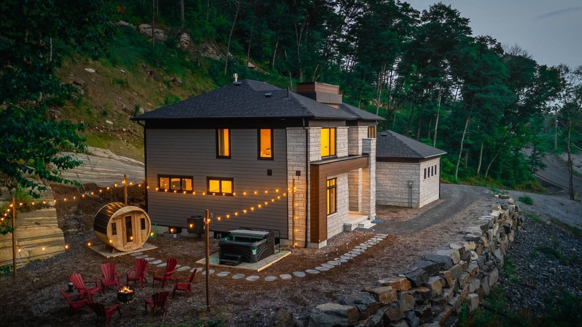 Dwight House | Luxe Forest Retreat| HotTub| Sauna| PoolTable|View