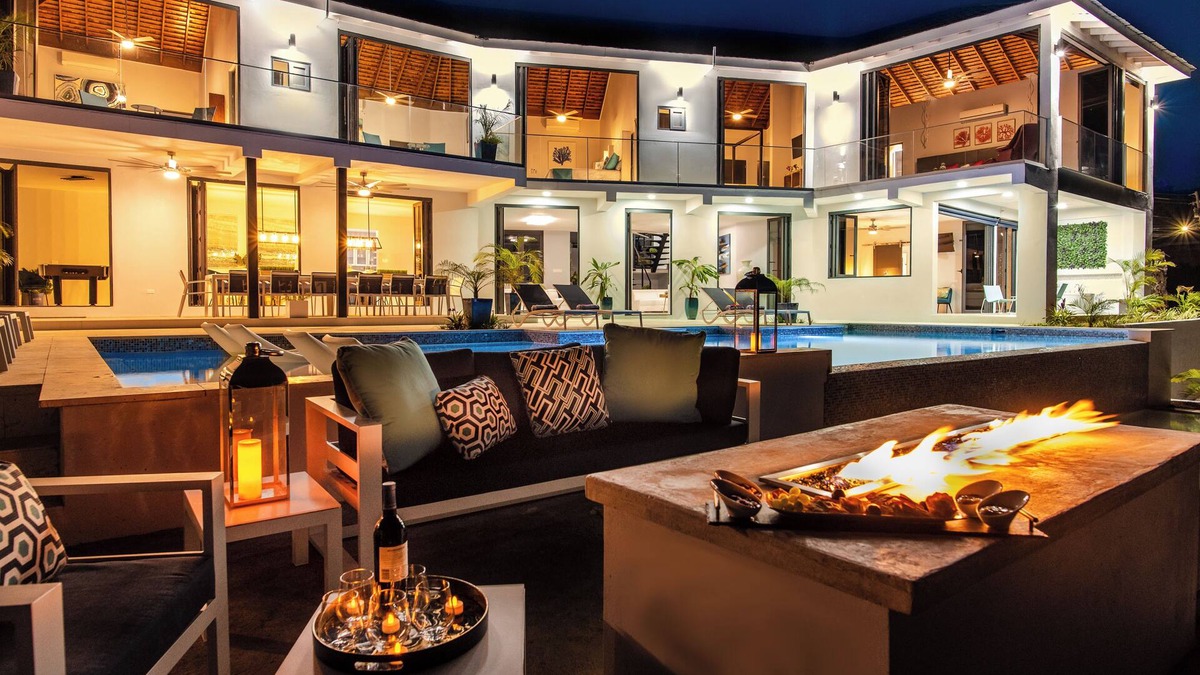 Discovery Bay Villa | Luxe Grand Villa Modern Spacious 6-bedroom with private Beach. Staff Included.