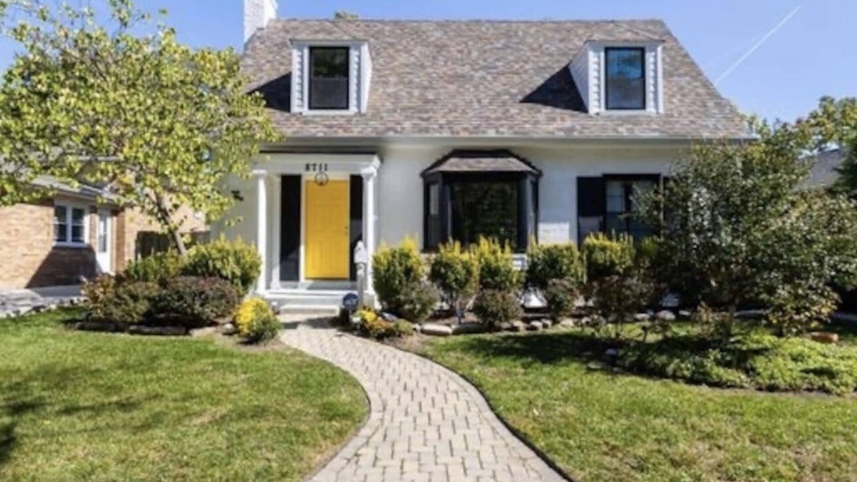 Skokie House | Luxe Haus of Love—Renovated 1938 Cape Cod —Heated FLRS