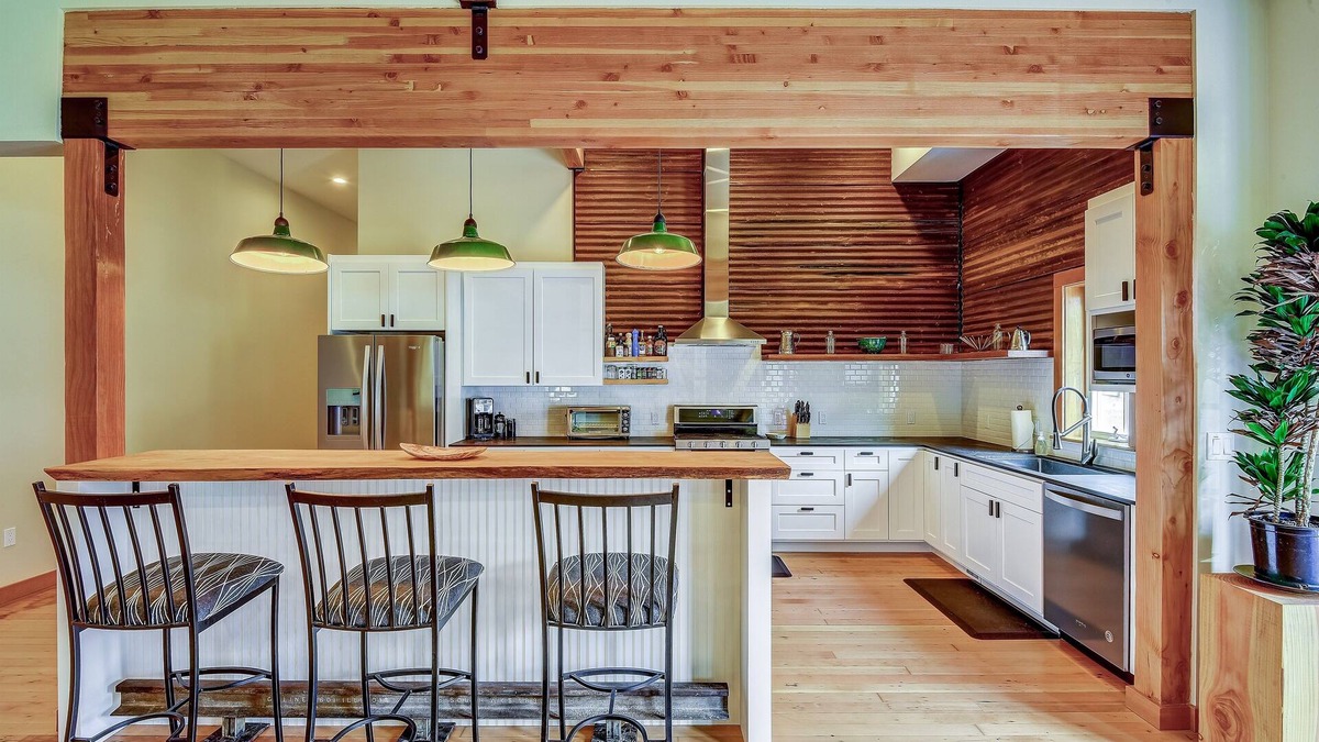 Skykomish Cabin | Luxe historic lodge w/spa in heart of Cascades