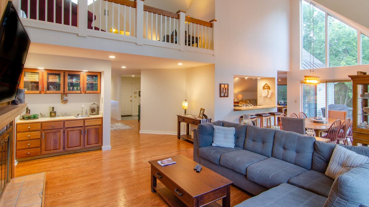 Quechee House | Luxe home on Quechee Club golf course - chef’s kitchen, central AC & pool table
