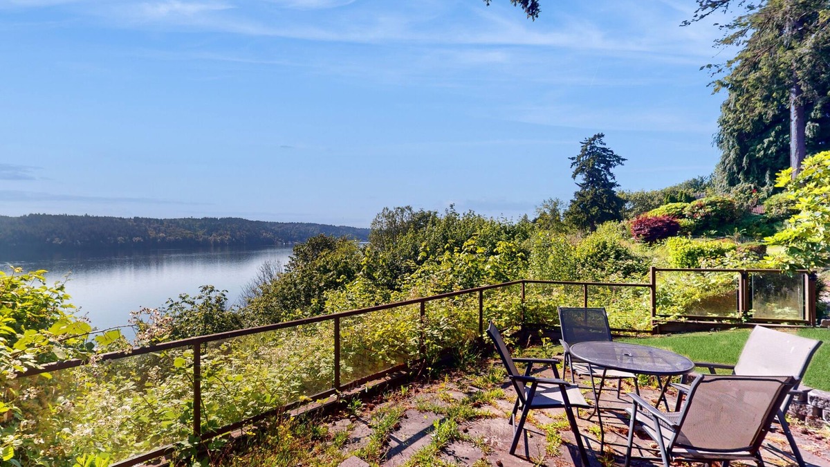 Lake Forest Park House | Luxe Home with patio & Cascade Mountain & lake views
